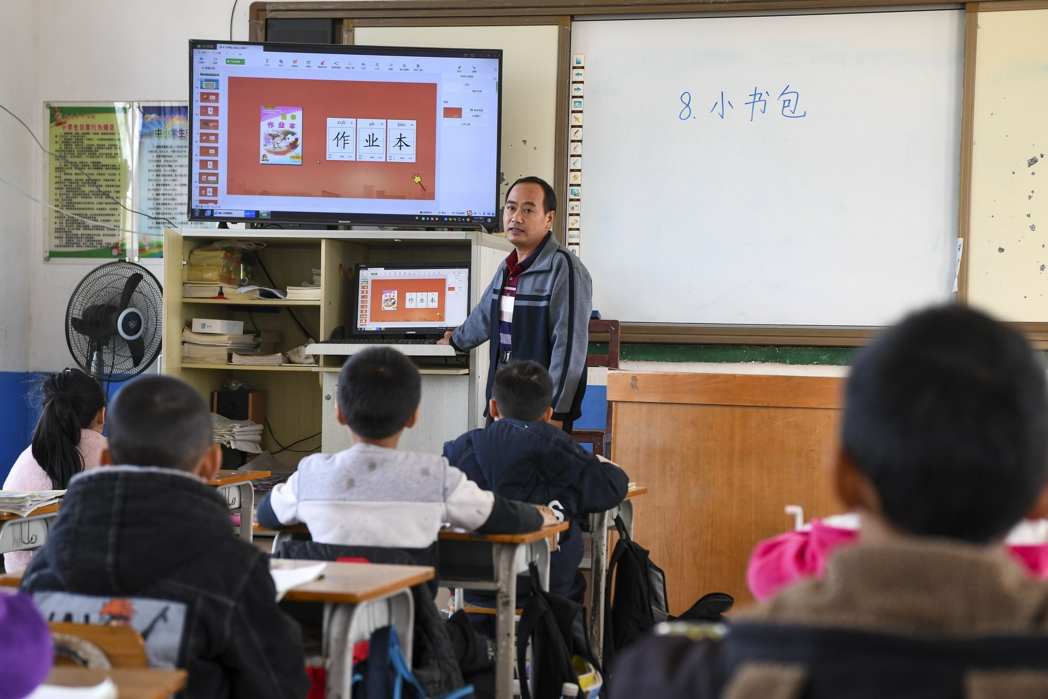 11月25日,在广西武宣县金鸡乡石祥小学,贾福先在上课.