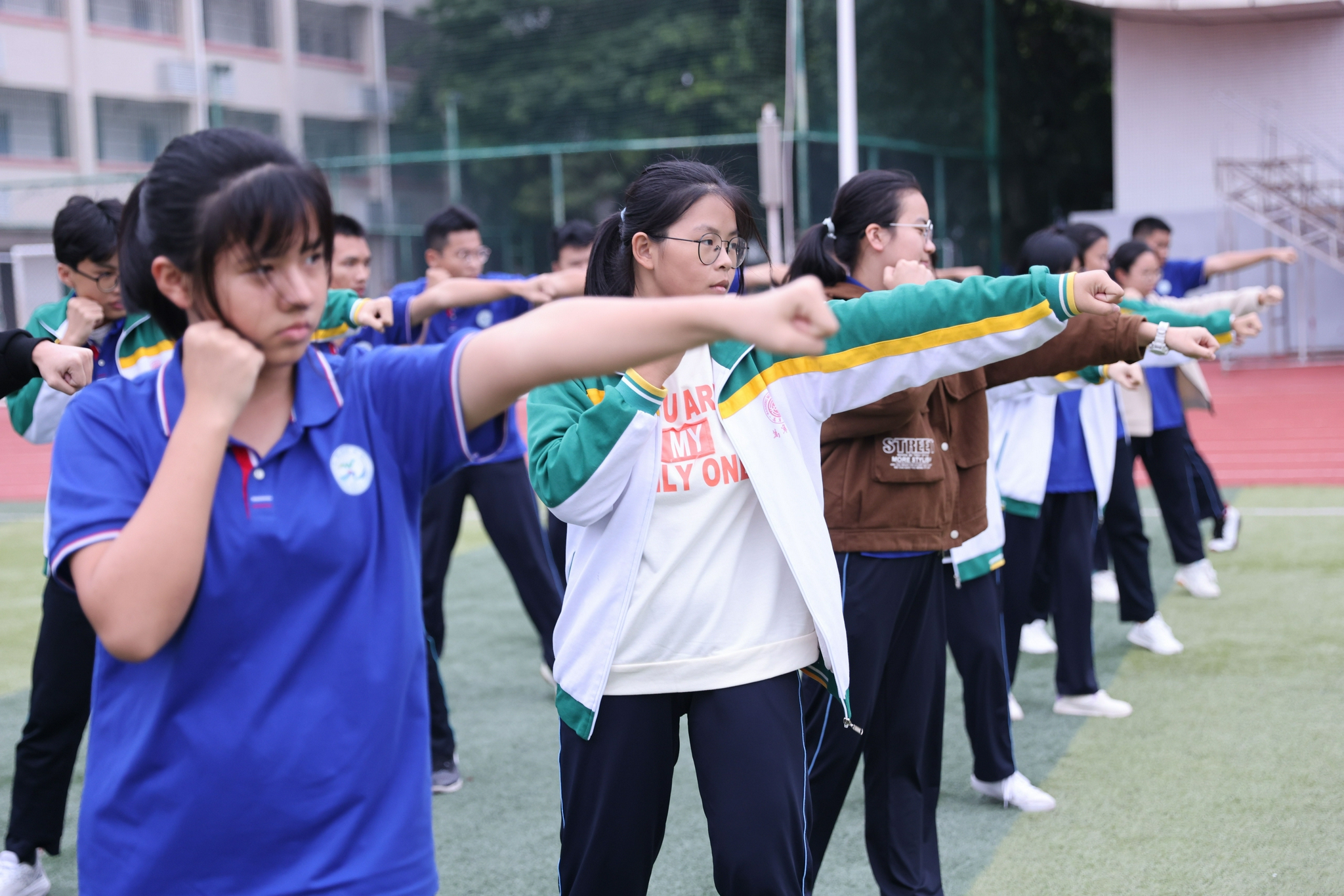 11月24日,海南万宁中学的学生在上搏击课.新华社记者 张丽芸 摄