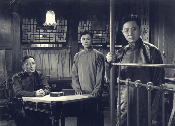 1957年电影版《家》剧照所以,巴金的小说持续畅销第一个原因就是因为