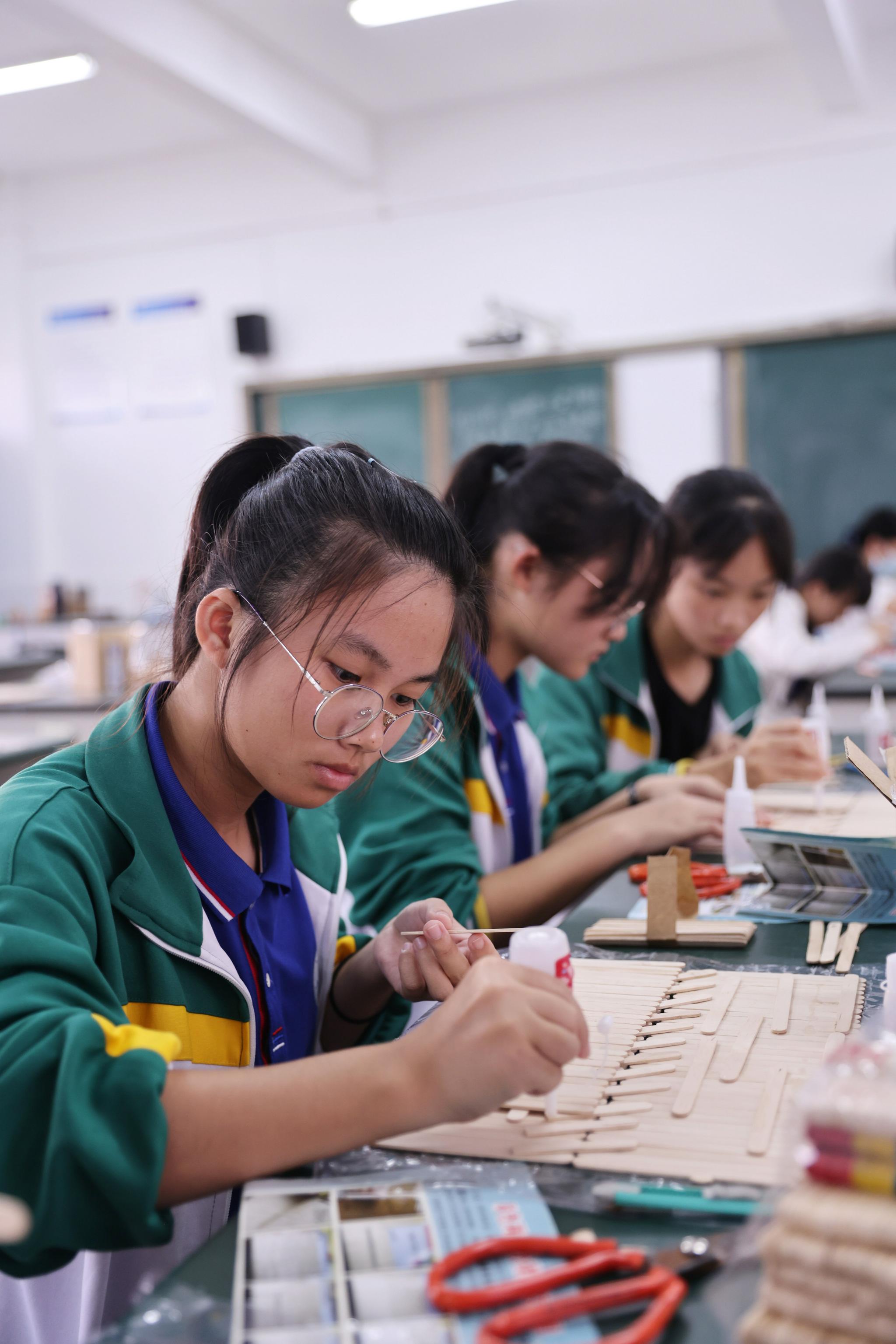 11月24日,海南万宁中学的学生在上手工课.新华社记者 张丽芸 摄