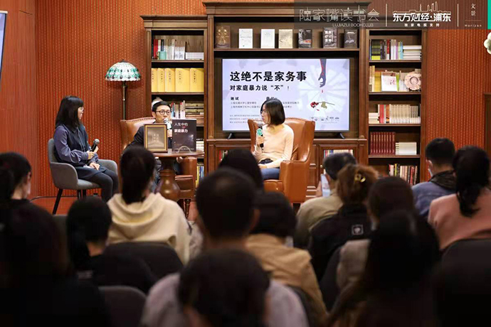 谢斌(中)与薛红(右)对谈