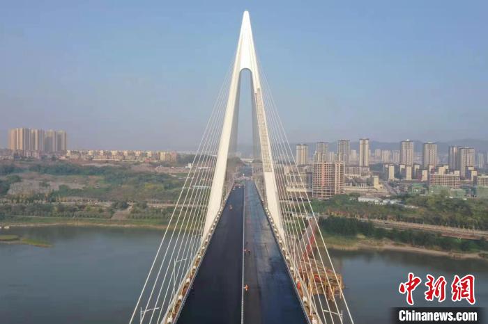 重庆白居寺长江大桥主桥完成沥青铺装