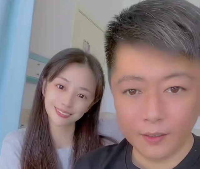 演员贺树峰老婆生病住院病床照也曝光男方全程细心照料