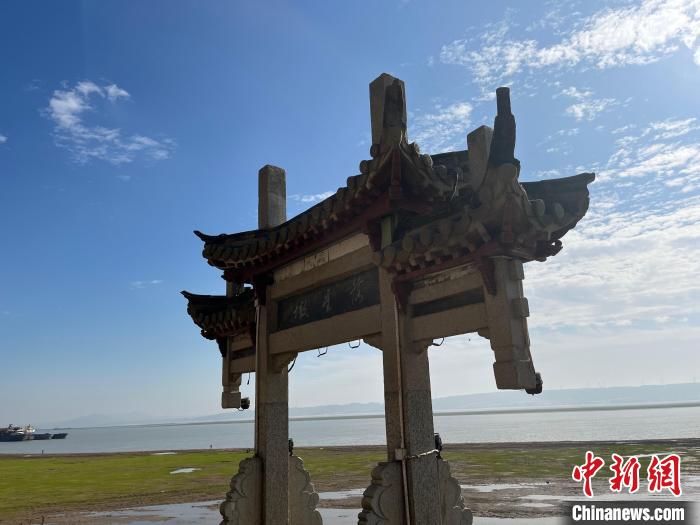 探秘鄱阳湖千年石岛落星墩水落石出屹立千年不倒图