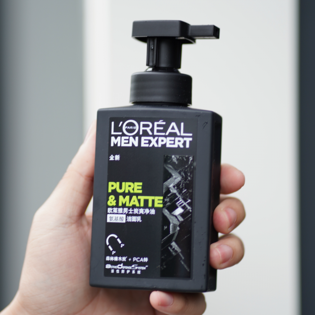 鞋底有一定厚度,脚感舒适,是耐克最经典的鞋款之一了.