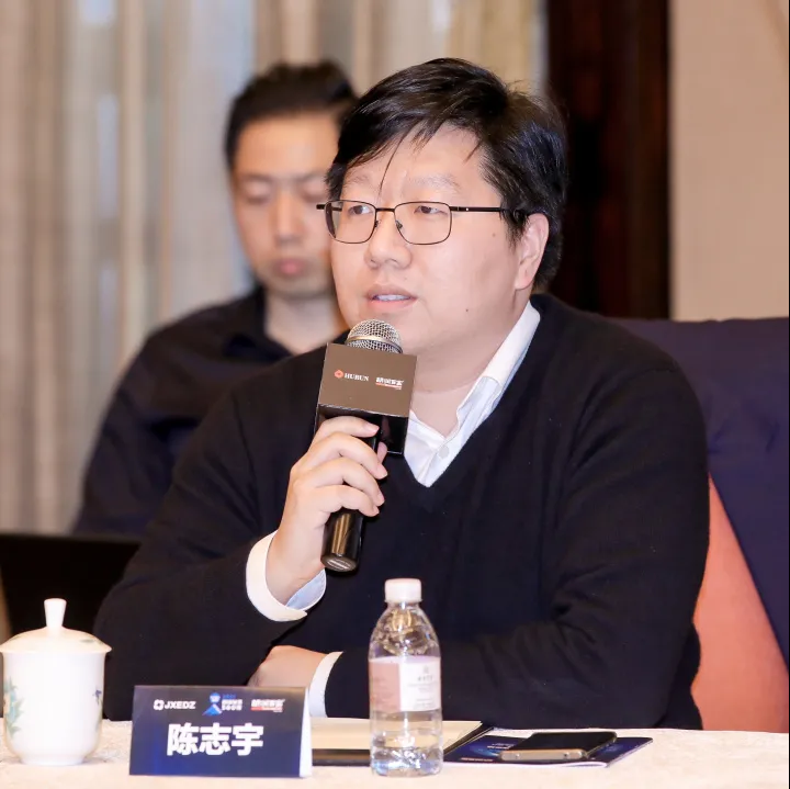 左:麦德龙副ceo陈志宇右:21世纪百富学院执行院长童隆俊莱克电气董事