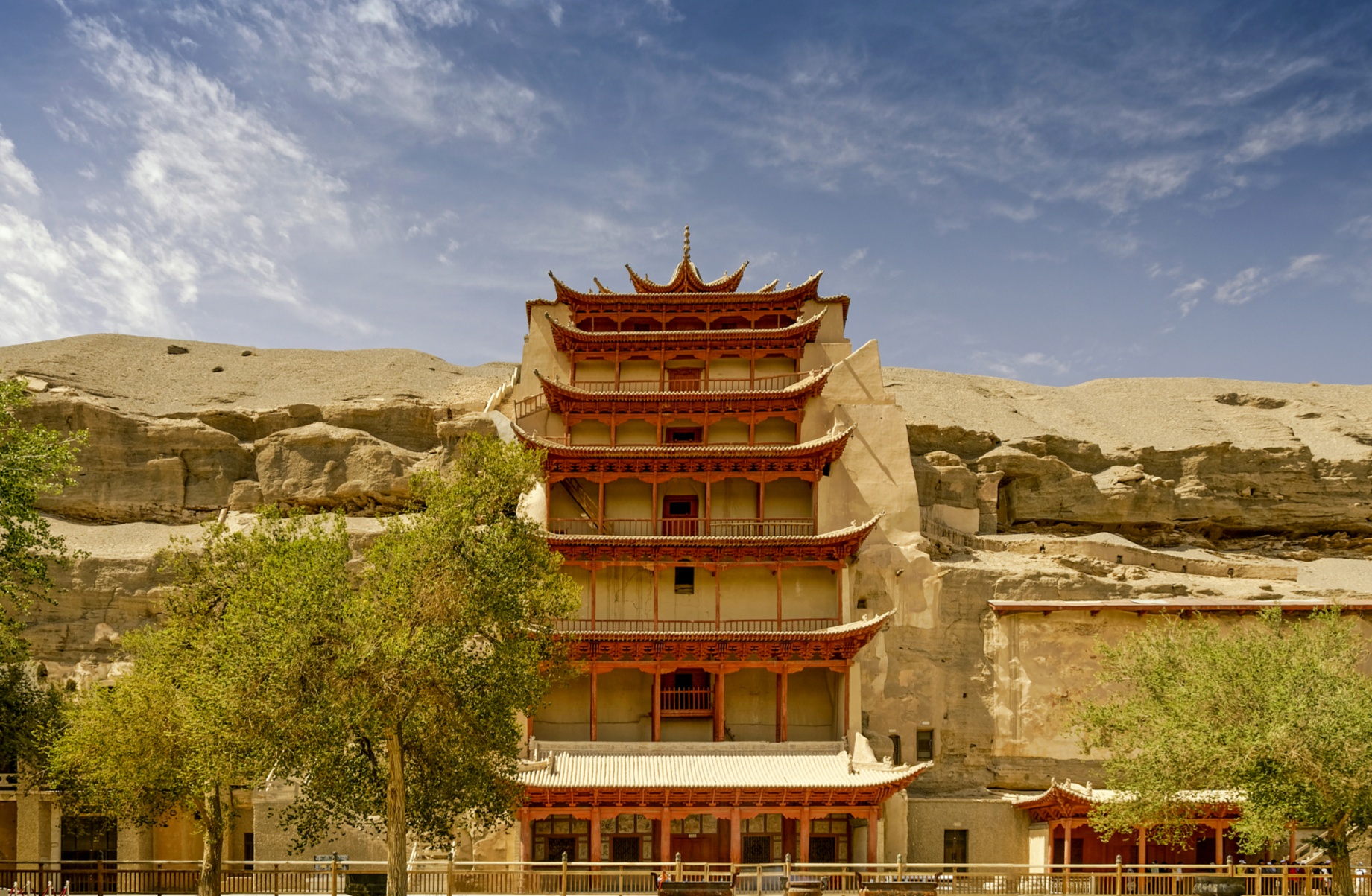 莫高窟外景(图源自cfp,央广网发)