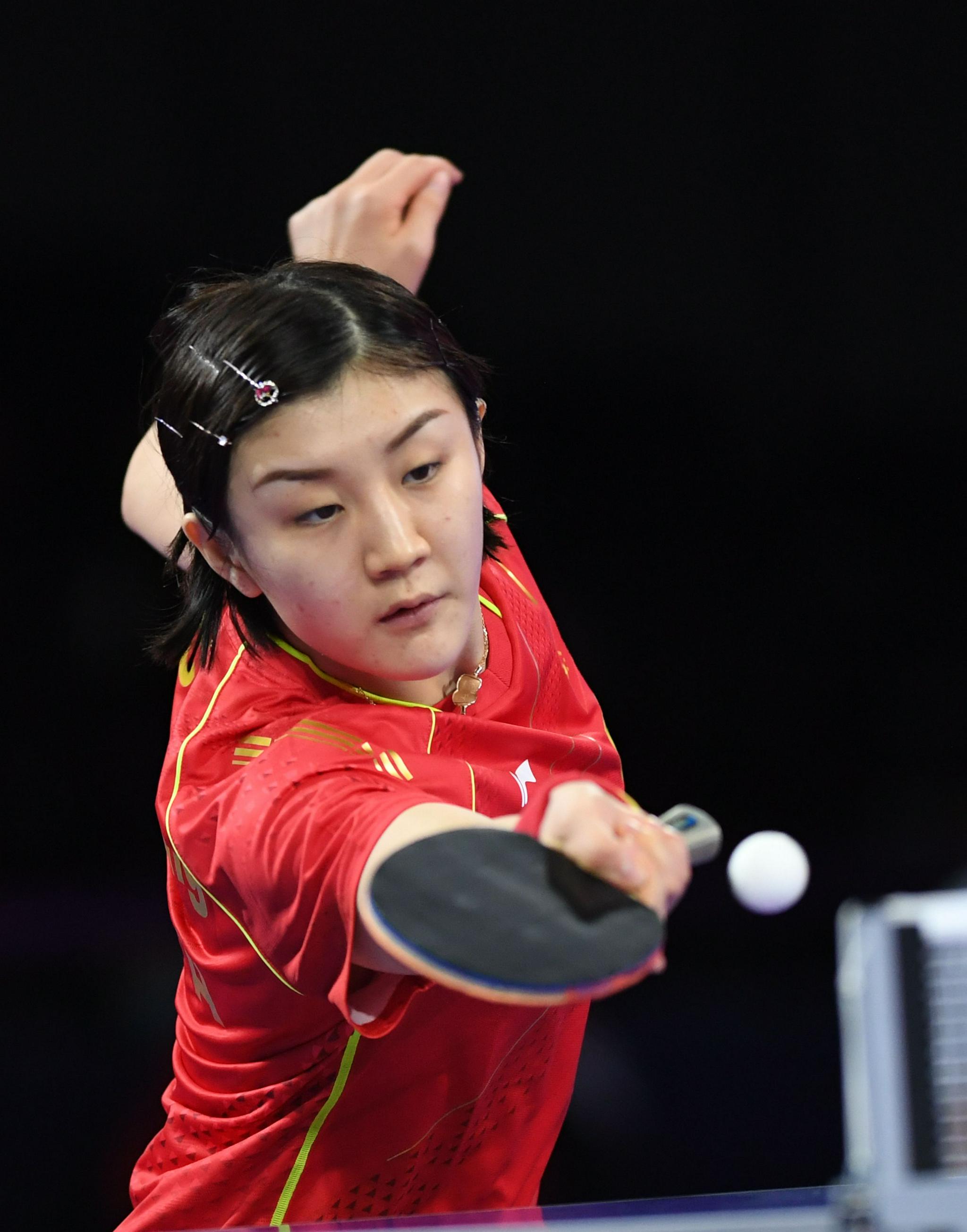 11月24日,陈梦在比赛中回球.新华社记者 吴晓凌 摄