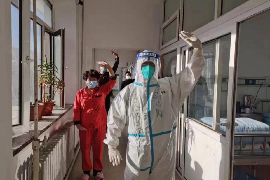 蔡国锋利用中医疗法帮助患者减轻病情.黑龙江中医药大学 供图