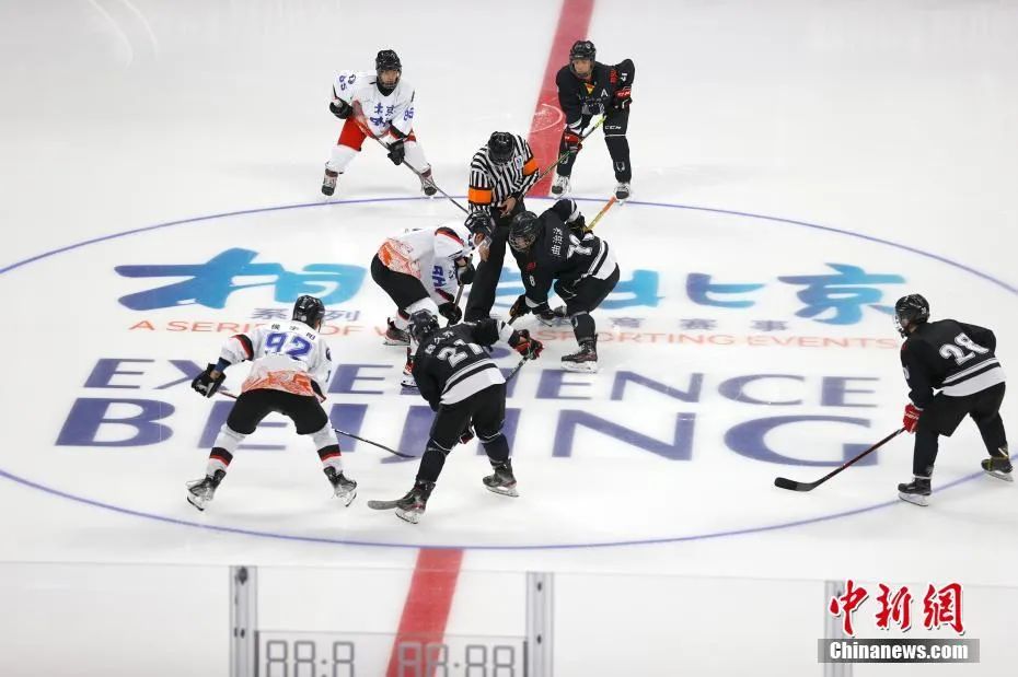 11月9日，“相约北京”冰球国内测试活动在北京五棵松体育中心进行 中新社记者 富田 摄