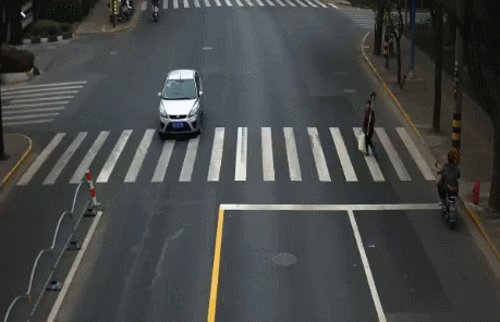 ▲2021年11月2日14时39分，号牌为沪AFG6***的小型轿车在玉树路真玉路，实施了“遇行人正在通过人行横道时未停车让行的”违法行为。