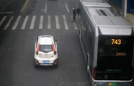 ▲2021年11月2日15时42分，号牌为沪A87***的小型轿车在曹杨路805号路段，实施了“遇行人正在通过人行横道时未停车让行的”违法行为。