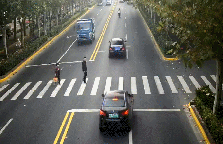 ▲2021年11月1日15时52分，号牌为沪AFX5***的小型轿车在志丹路近平利路路段，实施了“遇行人正在通过人行横道时未停车让行的”违法行为。