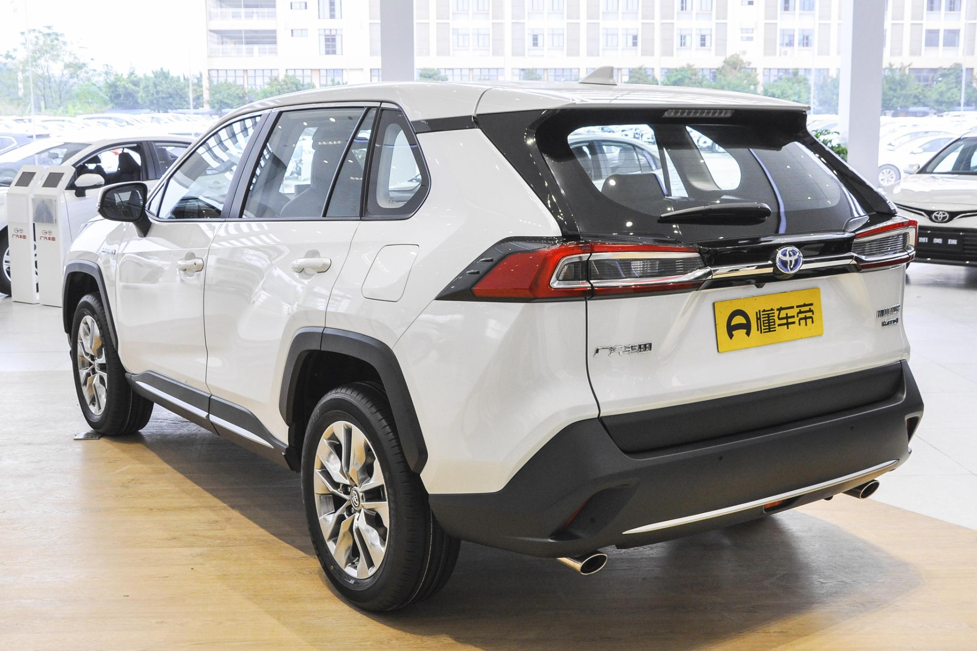 全系标配7气囊油耗低至46l广汽丰田威兰达怎么样