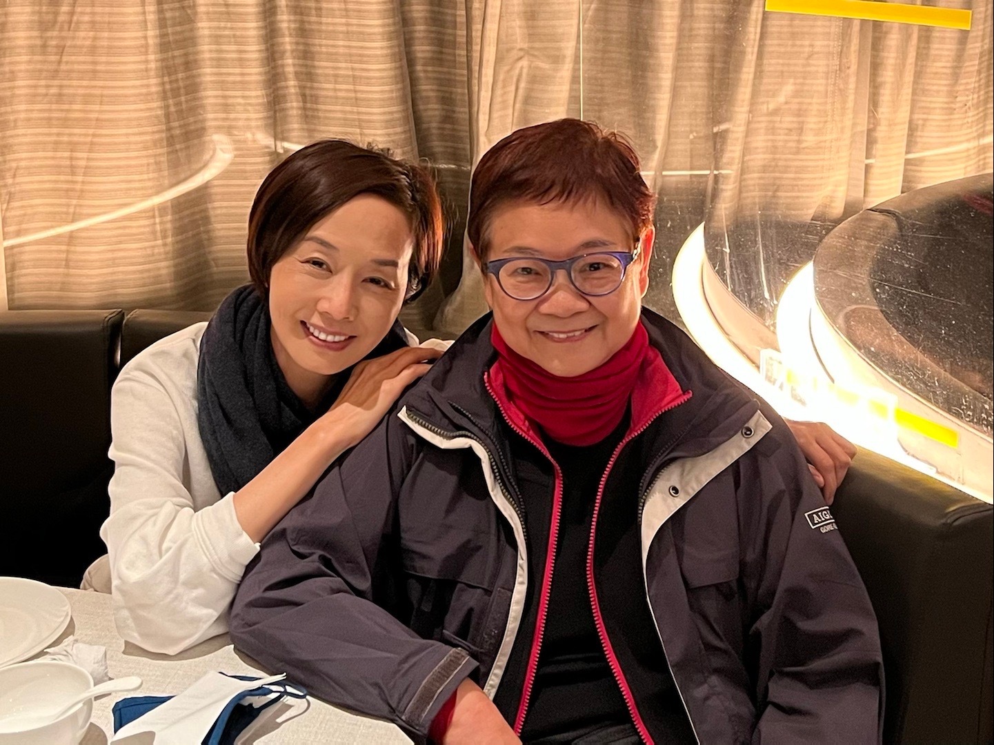 毛舜筠夫妇恩爱吃西餐76岁区丁平头发花白毛毛连三部戏演阿妈