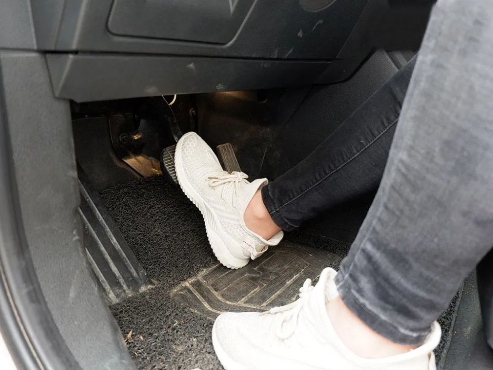 踩刹车就一定要踩离合新手司机一直这么做会带来什么影响