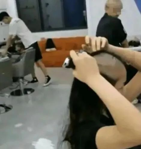 信阳一女子因88000元彩礼，狠心剪掉及腰长发，剃光头！休闲区蓝鸢梦想 - Www.slyday.coM