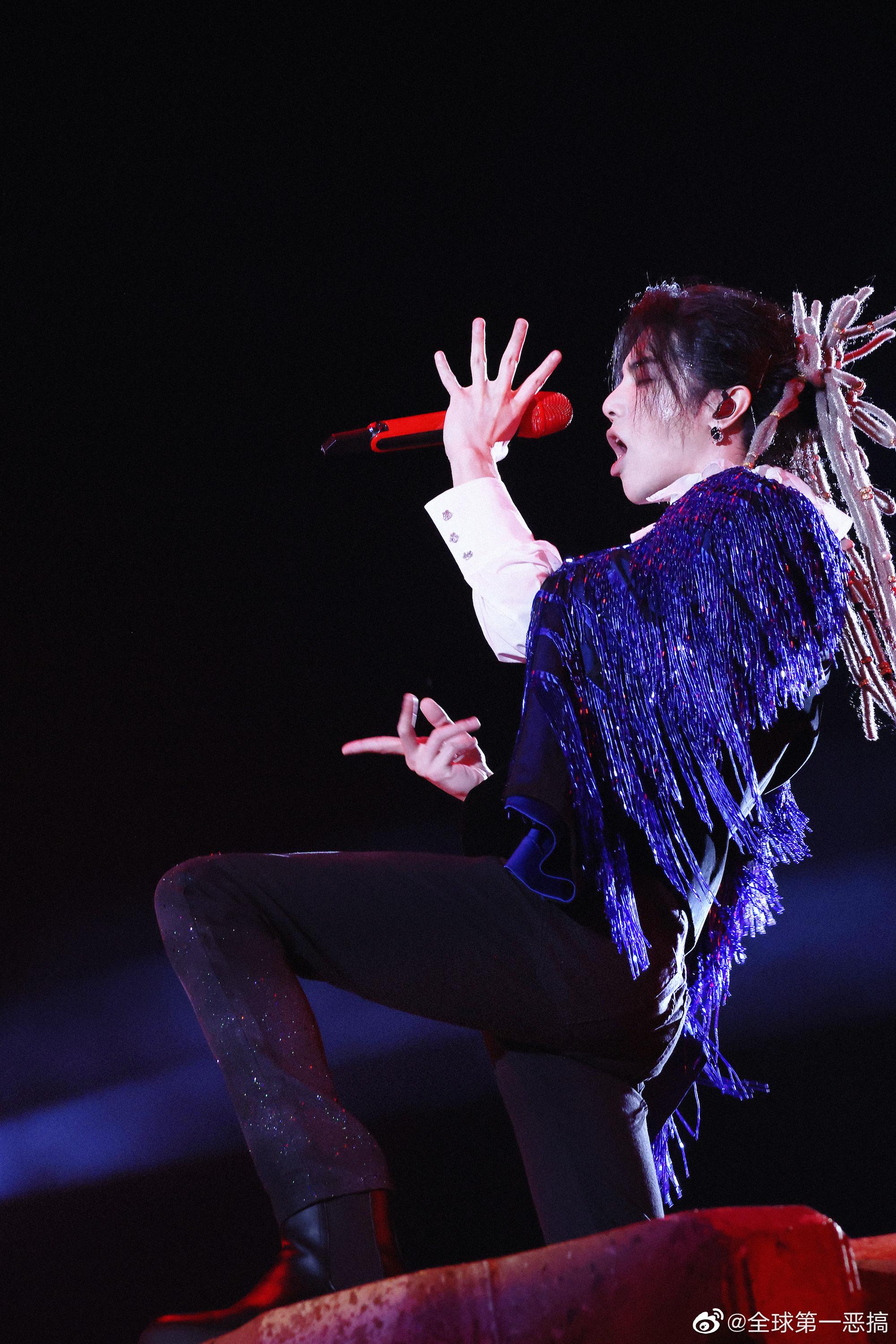 在海口演唱会上华晨宇yu首唱新歌飞行模式歌词里的加班到白头