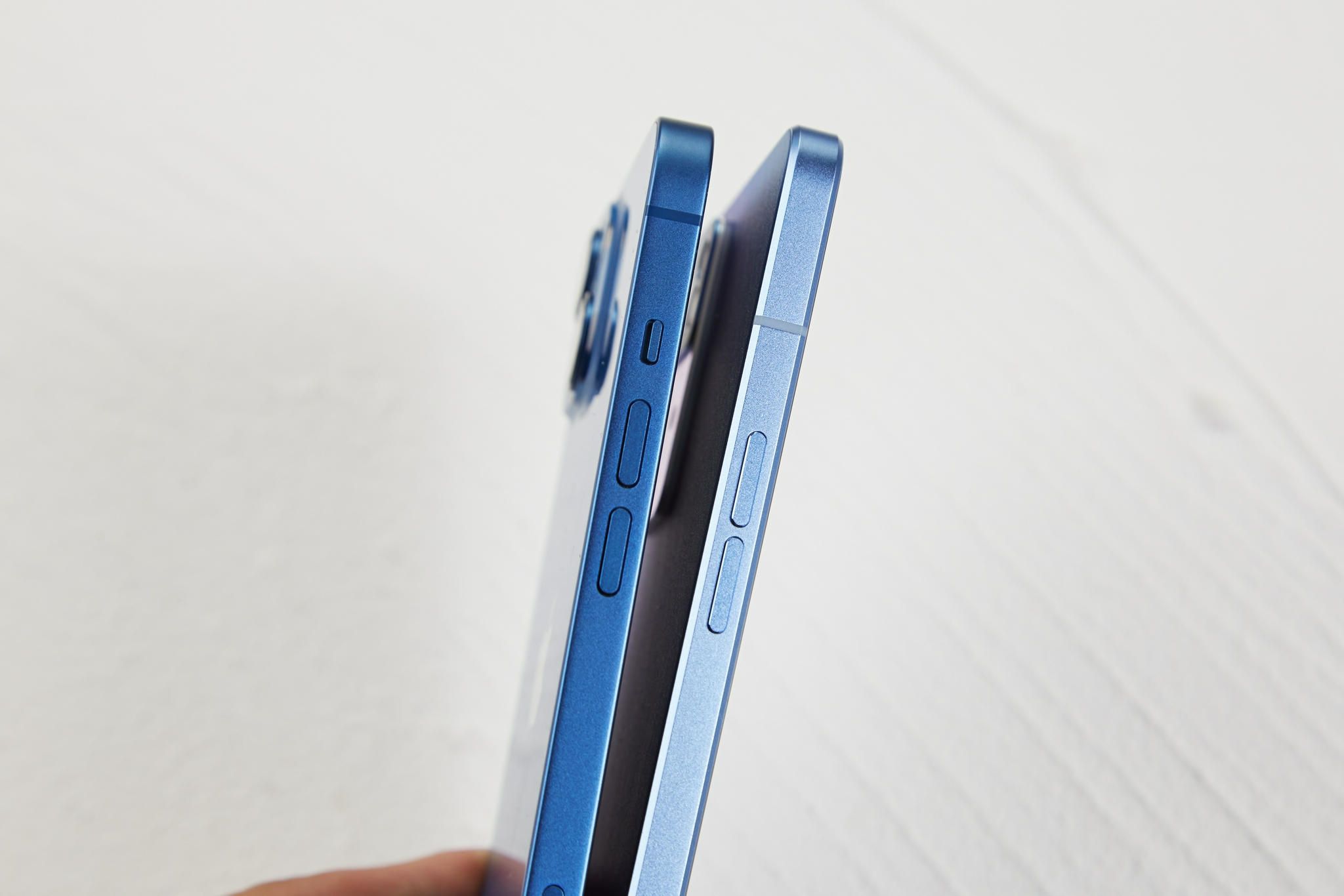 OPPO Reno7对比iPhone 13，谁才是直屏直边标杆设计？休闲区蓝鸢梦想 - Www.slyday.coM