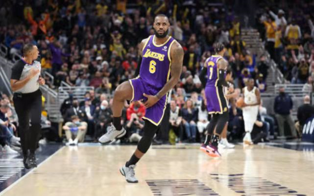 争议！投中超远三分疯狂跳舞！苏群：詹姆斯庆祝动作可能会被罚款休闲区蓝鸢梦想 - Www.slyday.coM