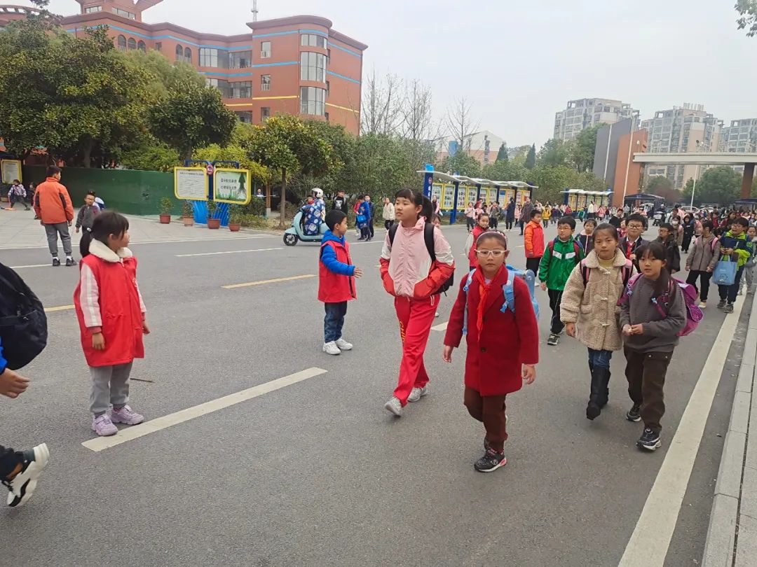 知行实践▎五育角（99）争当“小小劝导者”，向不文明说不！休闲区蓝鸢梦想 - Www.slyday.coM