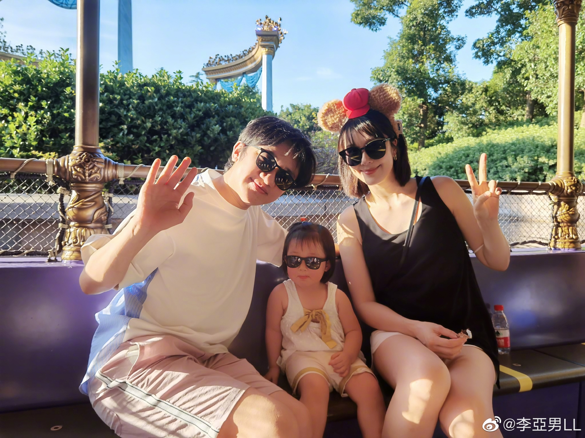 王祖蓝晒全家福为妻子庆生大女儿如复制粘贴王祖蓝遭网友调侃