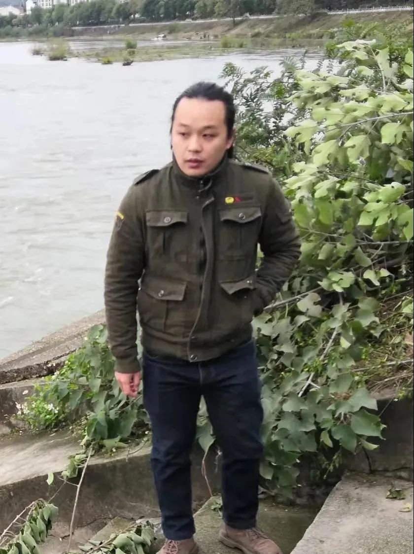 点赞！桂林一老人掉进河中，路过小伙奋不顾身跳河救人休闲区蓝鸢梦想 - Www.slyday.coM