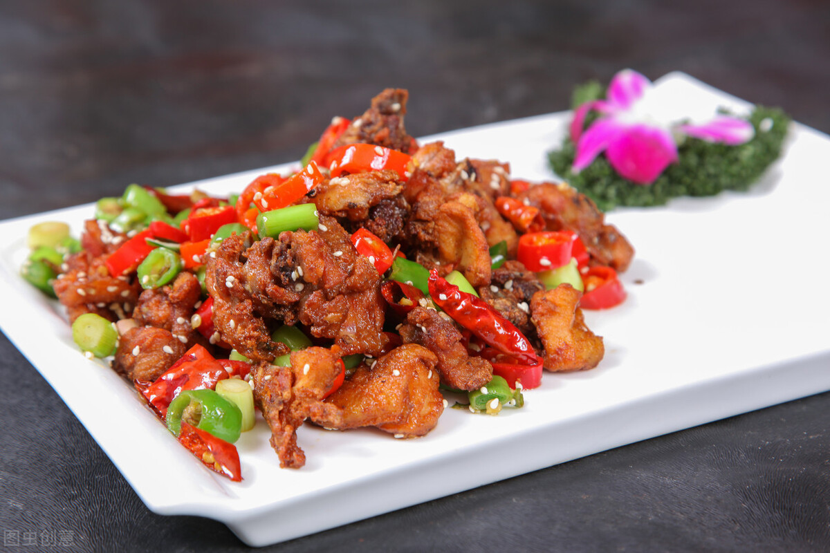 炒辣子鸡时,不要直接下油锅去炸,加入1个步骤,鸡块入味更好吃
