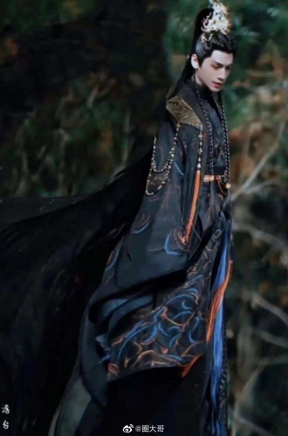 罗云熙主演的《长月烬明》黑衣古装饭拍路透来了