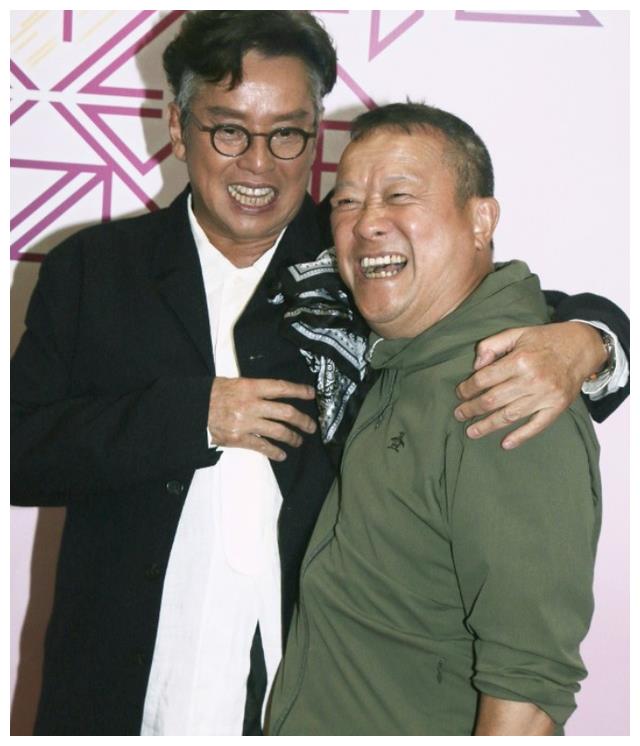 港媒采访曾志伟对谭咏麟事件的看法他笑而不语快速躲闪镜头