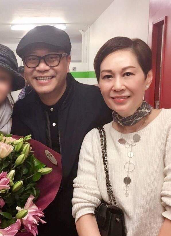 老戏骨欧阳震华庆银婚老婆凌晨晒照秀恩爱结婚25年仍不生娃