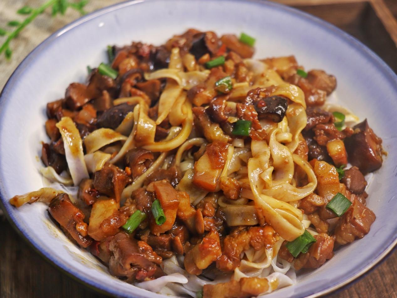 家常香菇肉酱面,面条劲道,肉酱咸香,是妈妈的味道,学会不亏