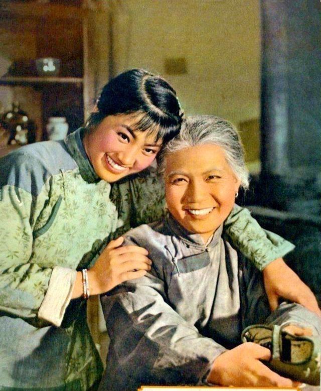 王丽云罕晒婆婆旧照三代人同穿军装英姿焕发车晓神似奶奶车毅