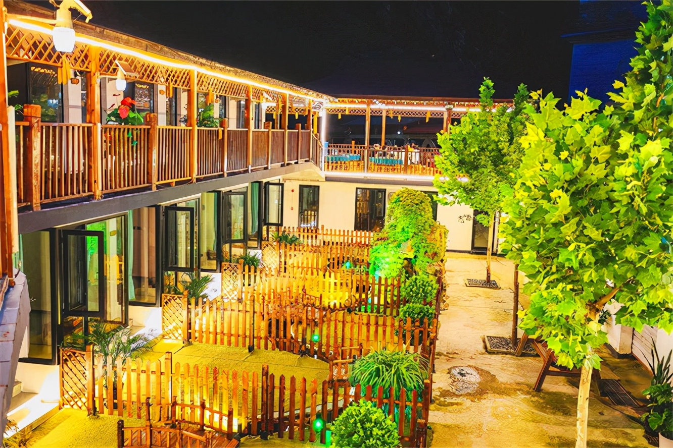 北京怀柔青龙峡姜老头精品民宿,田野间廊桥下台球桌游玩的咔咔响