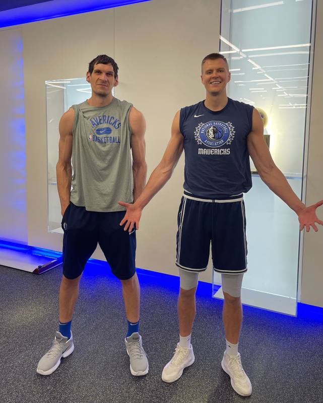 波尔津吉斯和博班在假期这天训练可没停,从这张图来看,波神的身高还高