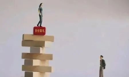 信阳一女子因88000元彩礼，狠心剪掉及腰长发，剃光头！休闲区蓝鸢梦想 - Www.slyday.coM