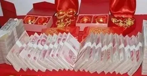 信阳一女子因88000元彩礼，狠心剪掉及腰长发，剃光头！休闲区蓝鸢梦想 - Www.slyday.coM