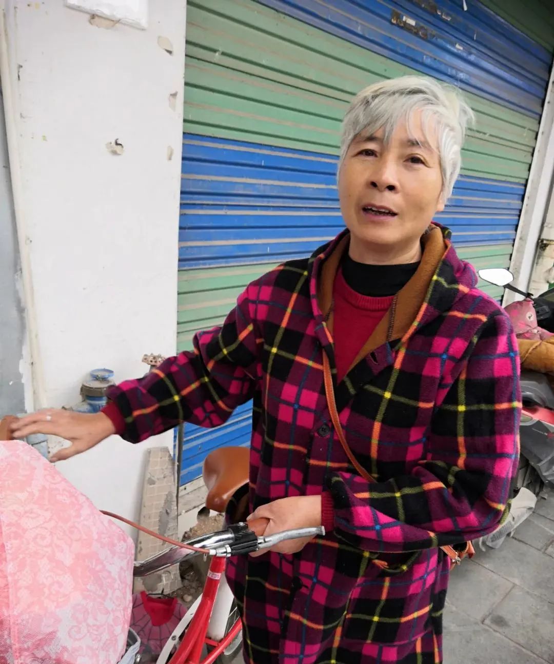 点赞！桂林一老人掉进河中，路过小伙奋不顾身跳河救人休闲区蓝鸢梦想 - Www.slyday.coM