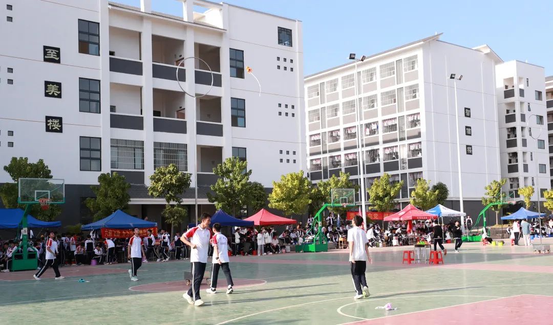 扶绥县民族中学举办首届田径暨民族传统体育运动会