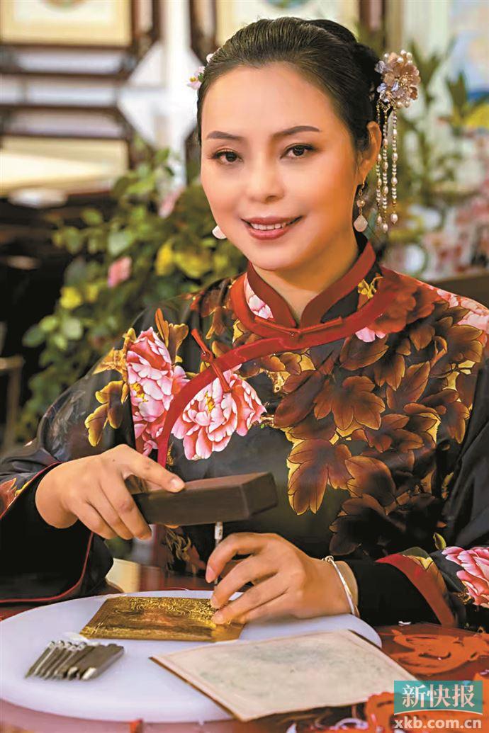 饶宝莲佛山铜箔上凿刻华彩篇章