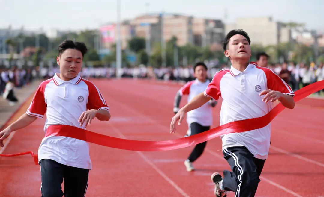 扶绥县民族中学举办首届田径暨民族传统体育运动会
