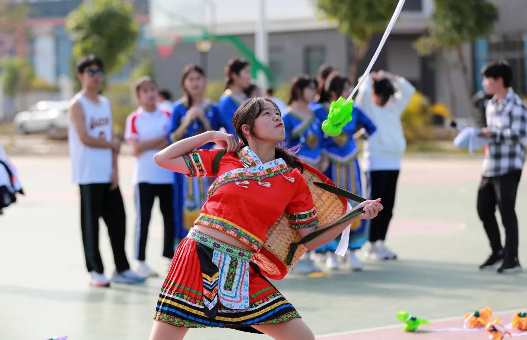 扶绥县民族中学举办首届田径暨民族传统体育运动会