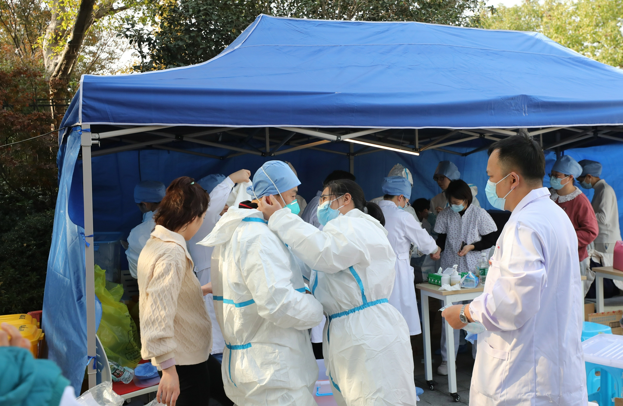 上海封闭小区抗击疫情八方支援确保民生