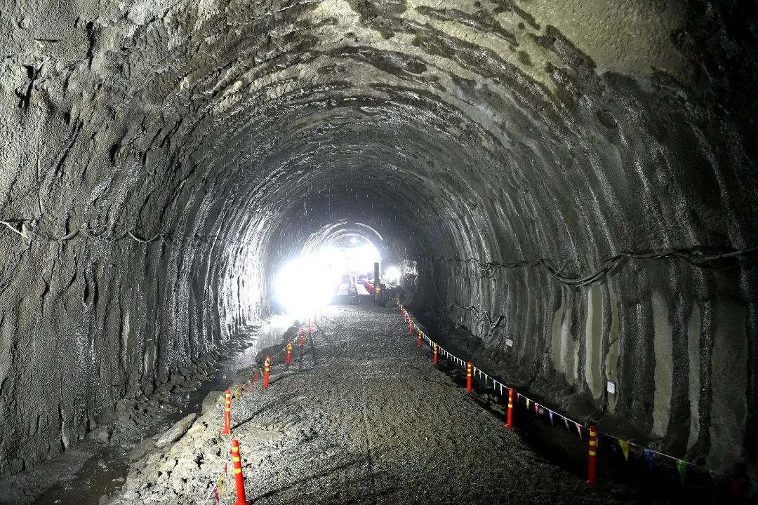 重大进展成昆复线邓家湾隧道平导顺利贯通