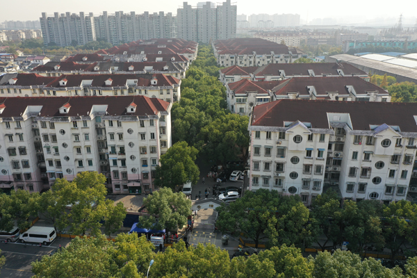 2021年11月26日,上海市浦东新区香樟苑,小区门口的置物柜上放着小区