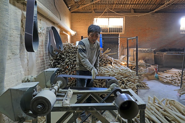 工厂工人在加工木质锹柄(央广网发 张永新 摄)