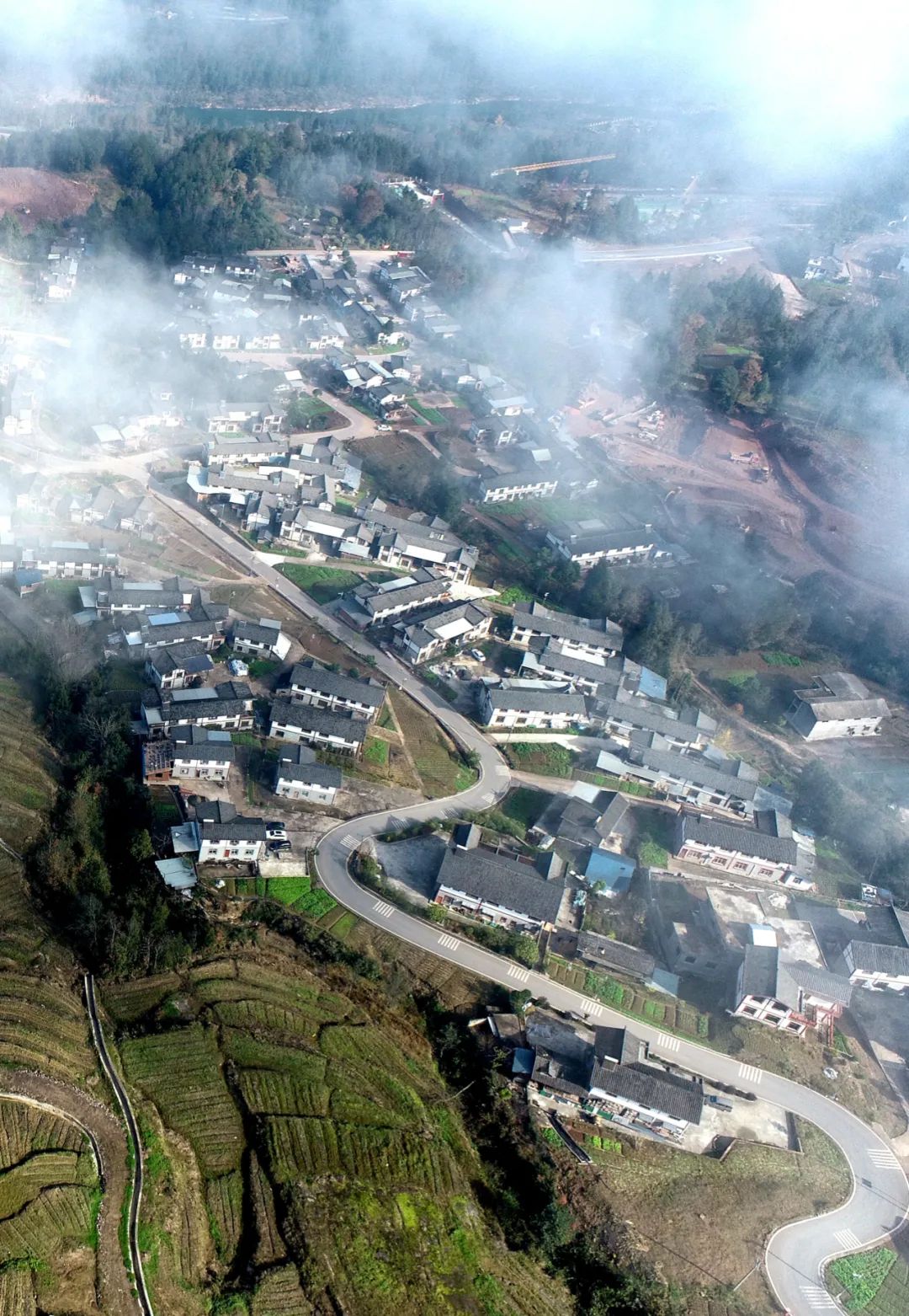 图为2021年11月23日,四川省巴中市通江县,俯瞰沙溪镇王坪新村,小洋楼