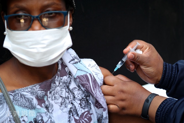 资料图：当地时间8月20日，南非约翰内斯堡的民众接种新冠疫苗。图自澎湃影像