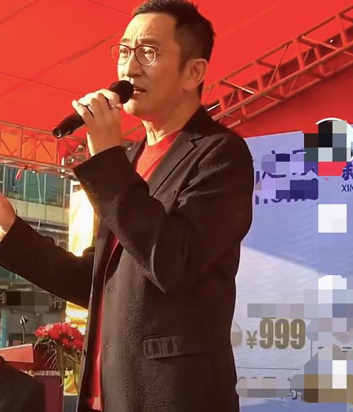 57岁吴启华近况曝光定居内地坐公交车出游被网友夸赞接地气