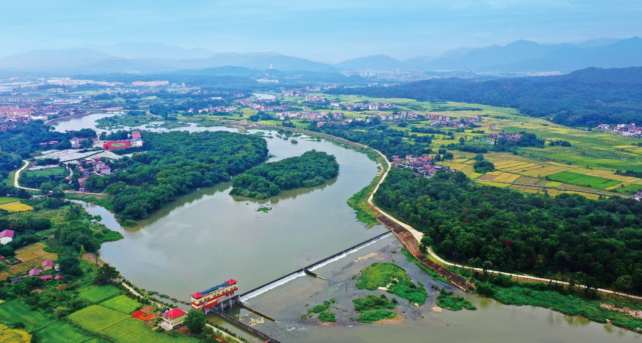 地跨宜春市奉新县,靖安县和南昌市安义县,属于修河支流潦河流域